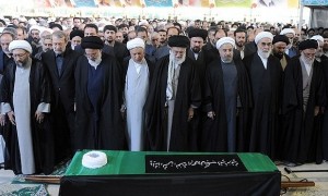 اقامه نماز امام خامنه ای بر پیکر آیت‌الله مهدوی‌کنی