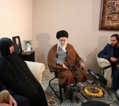 حضور امام خامنه ای در منزل سردار شهید همدانی